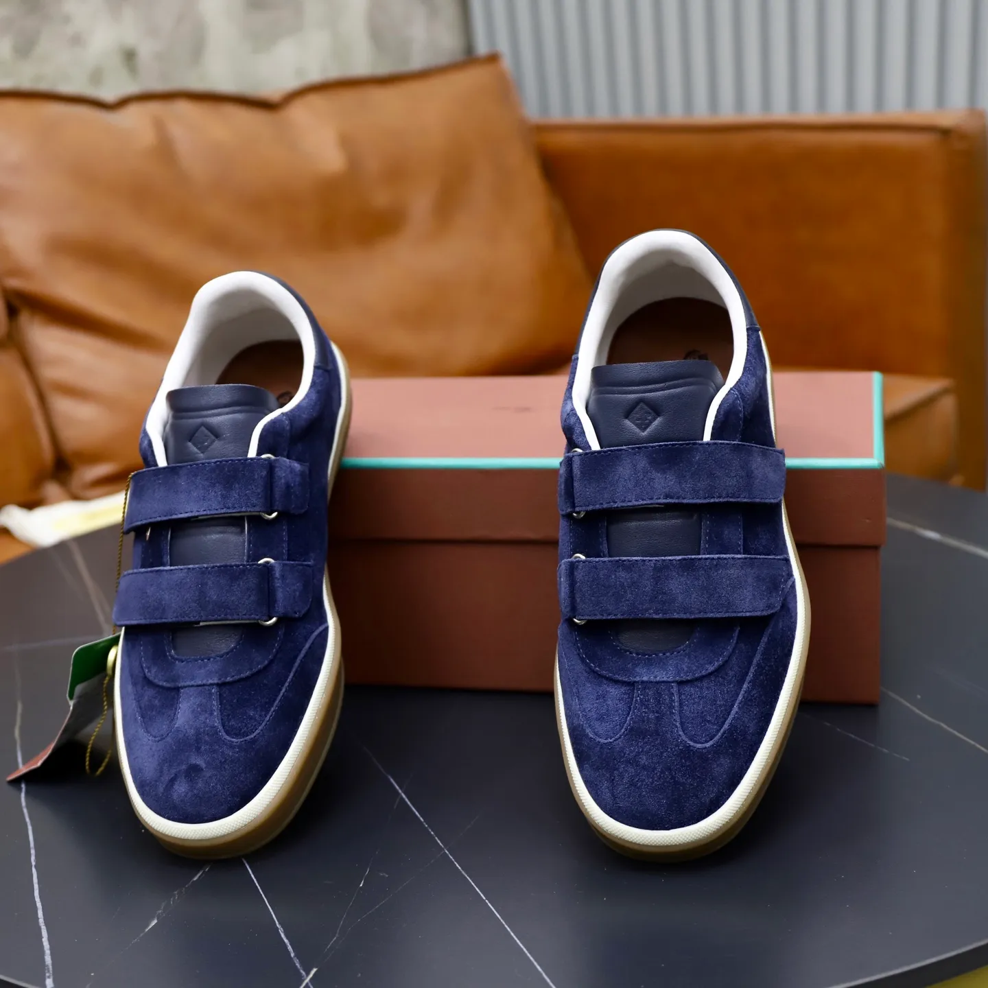 Ex-factory price: 560💰Loro Riana men’s moral training sneakers! Made from high-quality materials and designed in a low-cut silhouette, it offers an elegant and stylish look that's suitable for year-round wear. The unique double-layer sole aesthetic design, caramel cup-shaped outsole is decorated with off-white rubber trim, creating an attractive color combination. Pair with tailored pieces or jeans for a sophisticated yet casual look. The heel is decorated with soft cow leather tongue with Kummel color inserts and cotton laces with embossed LP logo. Upper: cow split suede stitching knitted fabric. Lining: original thickened soft sheepskin. Size: 38-39-40-41-42-43-44 (customized in 45.46)